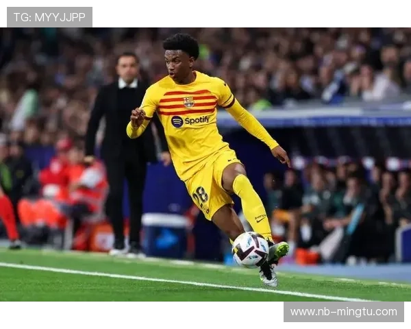 米基·范德芬本赛季表现稳健,助力球队防线持续提升 米基·范德芬本赛季表现稳健,助力球队防线持续提升