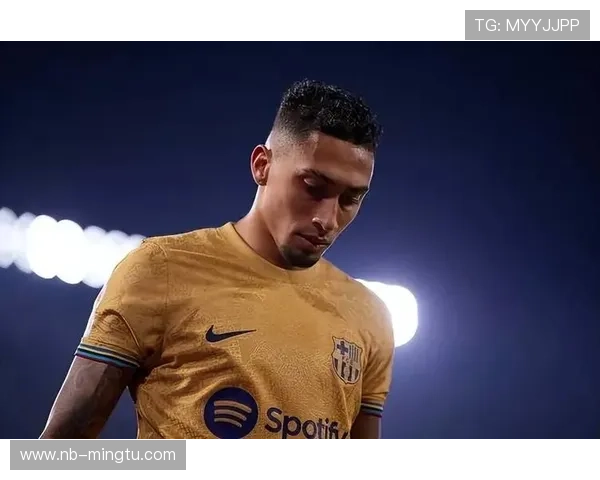 拉菲尼亚训练完直接去接娃，背的包比我房租还贵